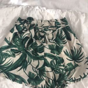 Loose palm print shorts. High wasted